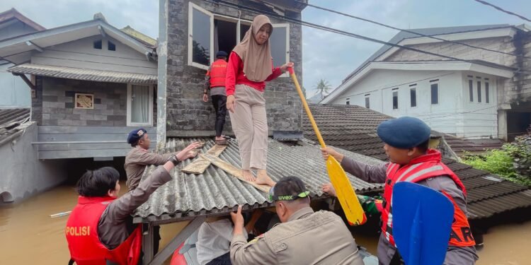 Cerita Kapolsek Pesanggrahan Evakuasi Warga Banjir yang Terjebak dari Lantai Dua
