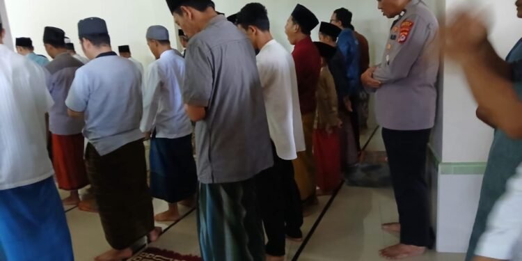 Kanit Binmas Polsek Rangkasbitung Polres Lebak Dan Bhabinkamtibmas  Melaksanakan Giat Program Sholat Jumat Keliling