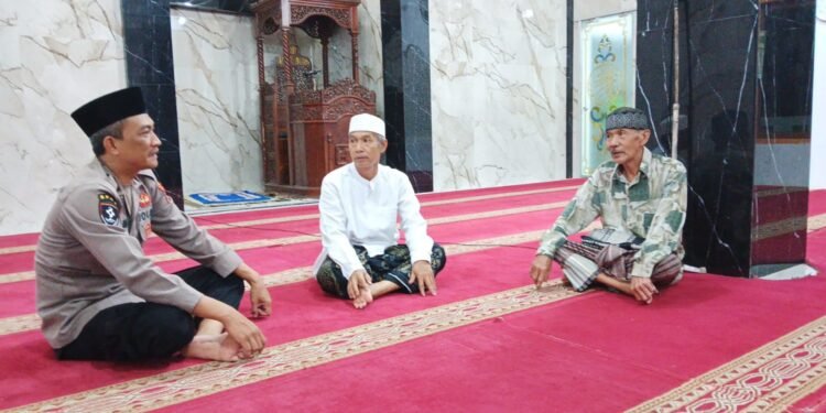 KA SPKT III Polsek Rangkasbitung Polres Lebak Temui Tokoh Agama Di Masjid Nurul Iman Usai Sholat Taraweh