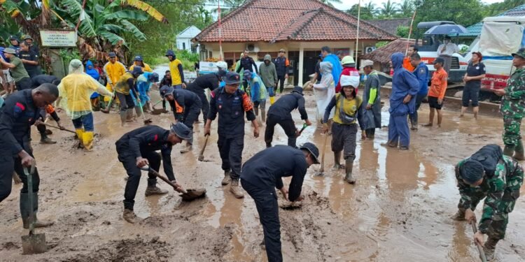 Polda Banten Bersihkan Material Longsor Yang Tutupi Akses Jalan di Padarincang