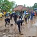 Polda Banten Bersihkan Material Longsor Yang Tutupi Akses Jalan di Padarincang