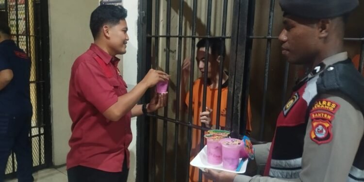Serba Serbi Ramadhan, Polres Serang Bagikan Takjil Kepada Penghuni Rumah Tahanan Polres Serang