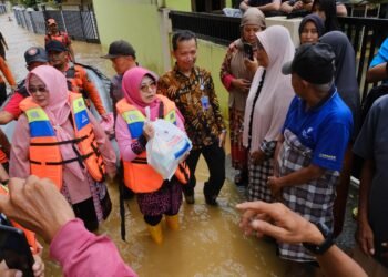 Bupati Dewi Berikan Bantuan kepada  Warga Yang Terkena Banjir, warga Tetap Sabar dan Berdoa