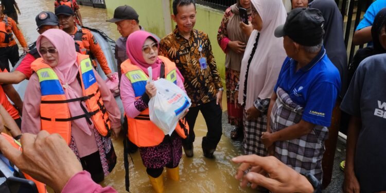 Bupati Dewi Berikan Bantuan kepada  Warga Yang Terkena Banjir, warga Tetap Sabar dan Berdoa