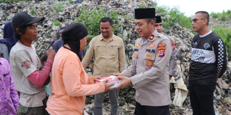 Ramadhan Berbagi, Kapolres Lebak Laksanakan Jum’at Berkah Bagikan Nasi Kotak ke Para Pemulung di TPS Dengung