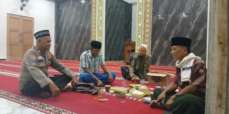 Usai Berikan Takjil Kanit Binmas Polsek Rangkasbitung Polres Lebak Temui Tokoh Agama Di Mesjid Nurul Mizan
