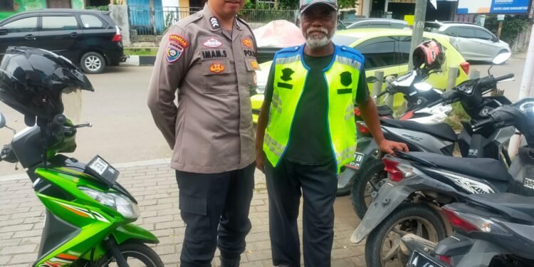 Dibulan Ramadhan Bhabinkamtibmas Polsek Rangkasbitung Polres Lebak  Temui Jukir Di Depan Bank Banten