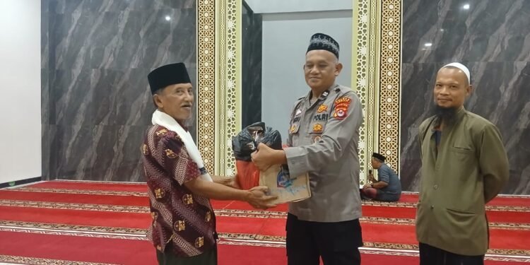 Kanit Binmas Polsek Rangkasbitung Polres Lebak Berikan Takjil Ke DKM Masjid Nurul Mizan