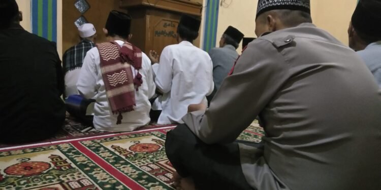 Anggota Solsek Cirinten Polres Lebak Laksakan Program Unggulan Subuh Keliling