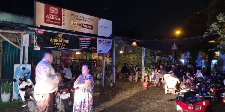 Anggota Polsek Rangkasbitung Polres Lebak Giat Patroli Temui Pemilik Warung Di GOR Ona