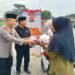 Kapolsek Jawilan Bersama HPJ Bagikan Takjil dan Nasi Kotak Untuk Masyarakat di Depan SPBU Harendong