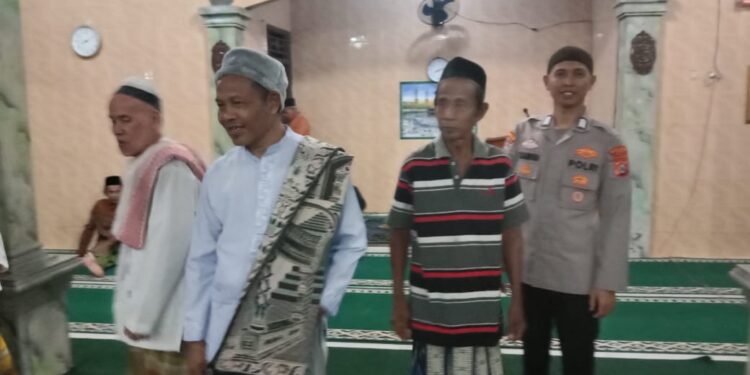Anggota Polsek Cimarga Polres Lebak Laksanakan Shalat Taraweh Keliling