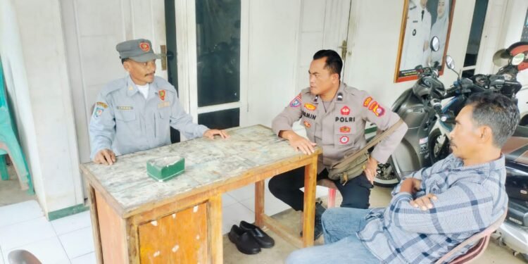 Serius Tapi Santai, Anggota Polsek Cimarga Polres Lebak Sambangi Warga Masyarakat Desa Intenjaya