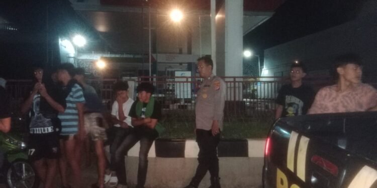 Jajaran Polsek Gunungkencana Polres Lebak Laksanakan Patroli dan Himbau Anak Remaja Agar Tidak Perang Sarung
