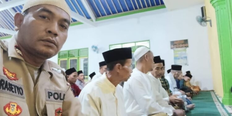 Ciptakan Kamtibmas Yang Kondusif, Kanit Binmas Polsek Cijaku Polres Lebak Shalat Tarawih Berjamaah Di Masjid At-Taufiq Cijaku