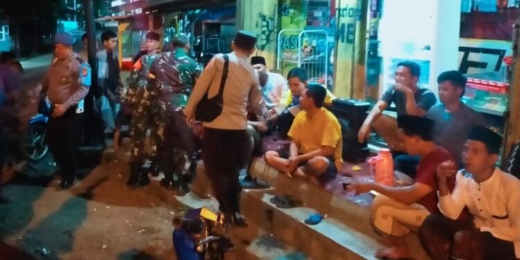Terus Bersinergi, Personil Polsek Cijaku Polres Lebak Dan Koramil Malingping Patroli Malam Antisipasi Perang Sarung