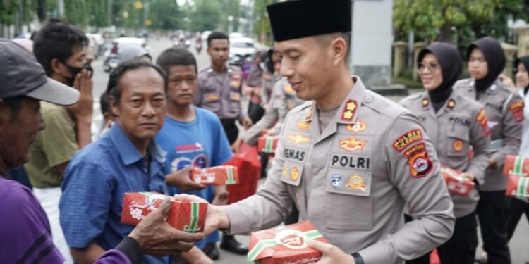 Kapolres Cilegon Bagikan Takjil Gratis kepada Masyarakat dan Pengguna Jalan
