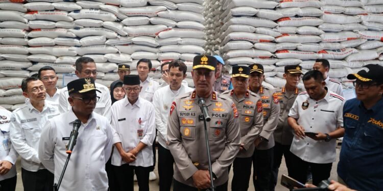 Kapolda Banten Bersama Gubernur Pantau Sembako di Pasar Rau dan Cek Stok Beras Bulog