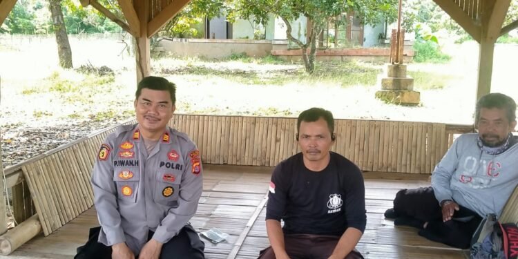 Dengan Humanis Dan Humble, Kapolsek Cimarga Polres Lebak Sambangi Warga Masyarakat Desa Jayamanik