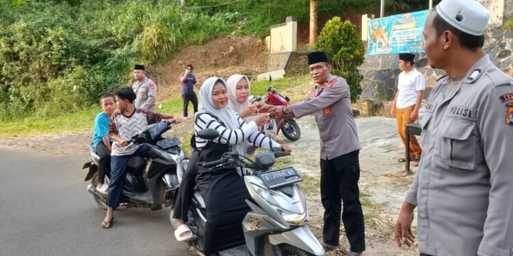 Kapolsek Cirinten Bersama Anggota Bagikan Takjil kepada Masyarakat Cirinten