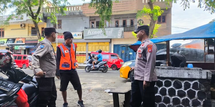 Anggota Polsek Rangkasbitung Polres Lebak Datangi Petugas Parkir Ajak Jaga Kamtibmas