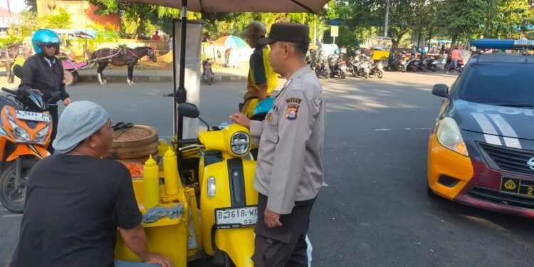 Anggota Polsek Rangkasbitung Polres Lebak Patroli Dialogis Sapa Pedagang Takjil Jelang Buka Puasa