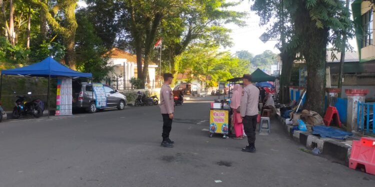 Berikan Rasa Nyaman Kepada Pedagang Takjil, Anggota Polsek Rangkasbitung Polres Lebak Patroli Dialogis Ke Alun Alun Rangkasbitung