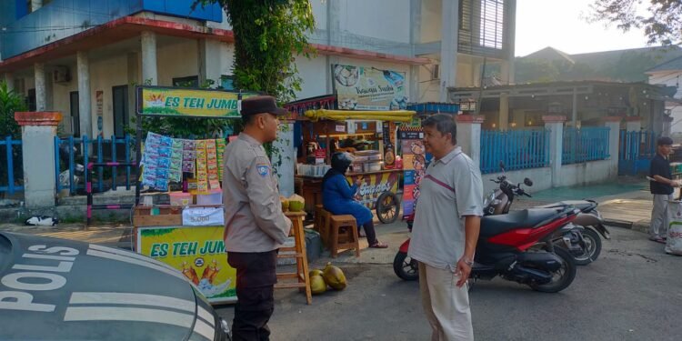 Temui Warga Yang Akan Membeli Takjil Jelang Buka Puasa,Anggota Polsek Rangkasbitung Polres Lebak Sampaikan Pesan Kamtibmas