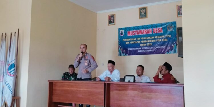 Bhabinkamtibmas Polsek Rangkasbitung Polres Lebak Hadiri Rapat Musdes Di  Desa Pasir Kupa