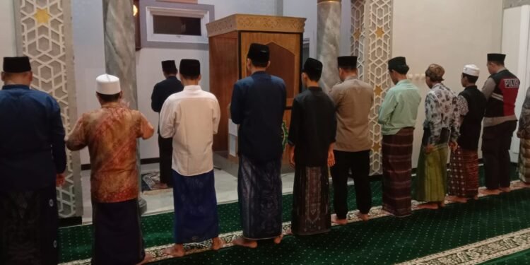 Menjaga Semangat Di Bulan Suci Ramadhan Kareem, Kapolsek Cimarga Polres Lebak Laksanakan Giat Sholat Tarawih Keliling