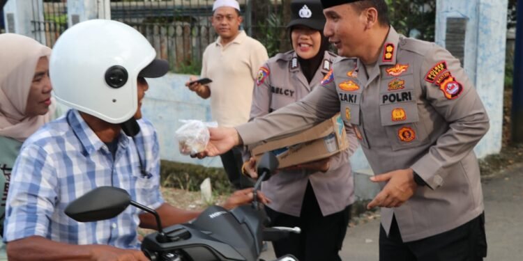 Jelang Berbuka Puasa, Kapolres Lebak Rutin  Bagikan Takjil ke Warga Rangkasbitung