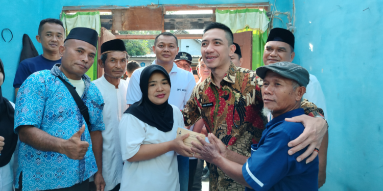 Bentuk Kepedulian Bupati Lebak Bantu Warga Desa Sukamanah Yang Atap Rumahnya Roboh