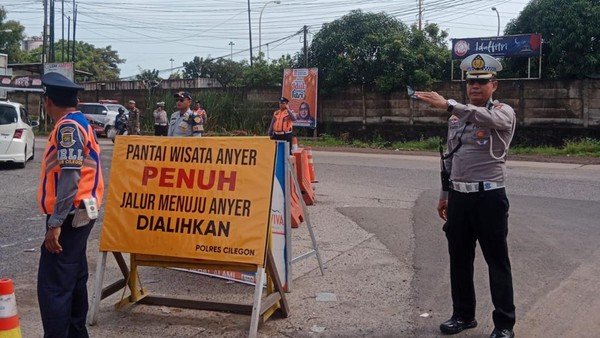 Tempat wisata Anyer Penuh, Polda Banten Terapkan Sistem Lalu Lintas One Way