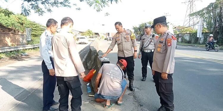 Antisipasi Laka Arus Balik, Polsek Cikande Polres Serang Pasang Stiker Pantul di Barier