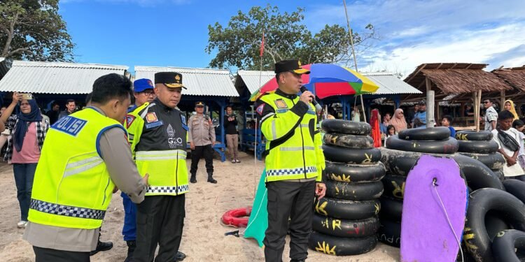 Kapolda Banten Sapa Pengunjung di Pantai Anyer