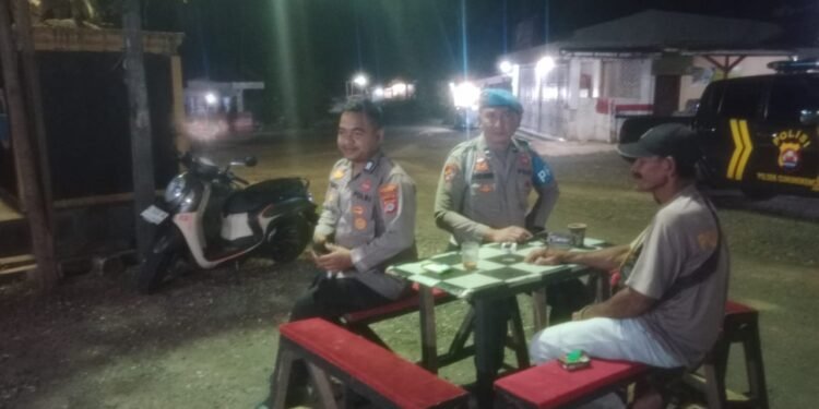 Ciptakan Suasana Aman Malam Hari Polsek Gunungkencana Polres Lebak Laksanakan Patroli Dialogis