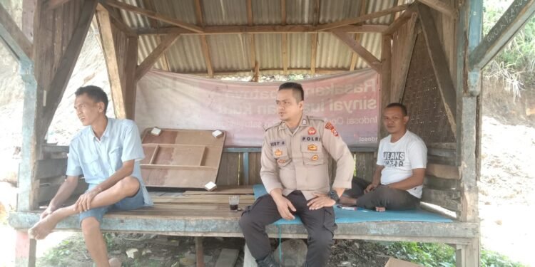 Anggota Polsek Leuwidamar Polres Lebak Laksanakan Giat Sambang warga Desa Binaannya