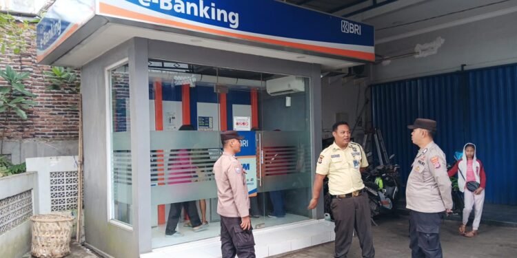 Anggota Polsek Rangkasbitung Polres Lebak Patroli Dialogis Ke Bank BRI