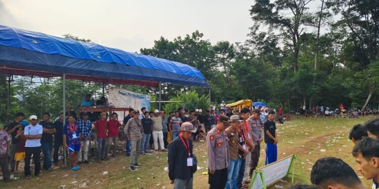 Kapolsek Cimarga  Bersama Personil turun Langsung Dalam Rangka Pengamanan Turnamen Sepak bola Antar Desa