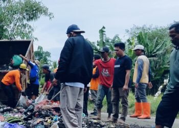 Satu Ton Lebih Sampah Di Jalan Poros Desa Sukamanah Diangkut Mobil Dinas Lingkungan Hidup Kab.Lebak