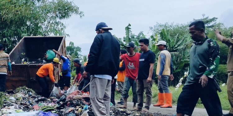 Satu Ton Lebih Sampah Di Jalan Poros Desa Sukamanah Diangkut Mobil Dinas Lingkungan Hidup Kab.Lebak