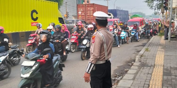 Personil Satlantas Polres Serang Dikerahkan di Titik Rawan Kemacetan  