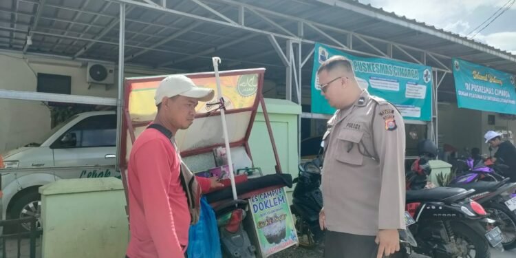 Tetap Humanis, KA SPKT 2 Polsek Cimarga Polres Lebak Patroli Dialogis Temui Pedagang Es Campur Keliling