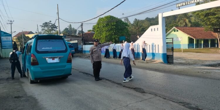 Gatur Pagi Lalu Lintas, Anggota Polsek Cimarga Polres Lebak Fokus Jaga Keselamatan Pengguna Jalan
