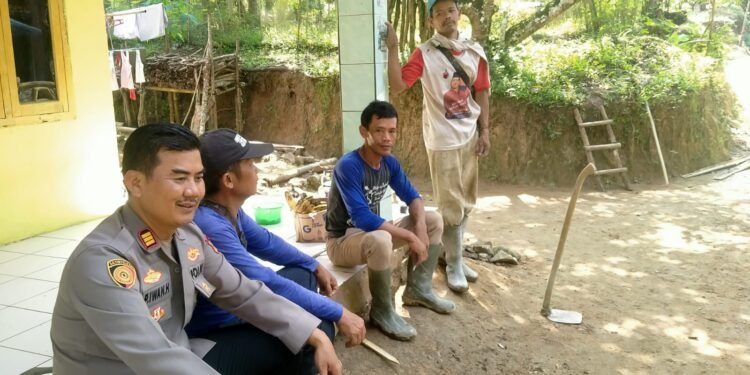 Ngobrol Dengan Warga Cimarga, Kapolsek Cimarga Polres Lebak Sampaikan Himbauan Kamtibmas