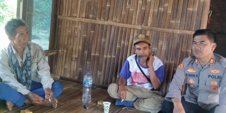 Tetap Humanis, Kapolsek Cimarga Polres Lebak Melaksanakan Giat Sambang Kunjungi Warga Gununganten
