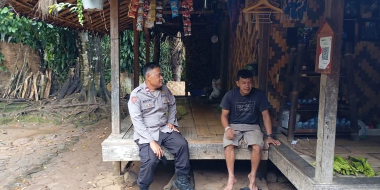 Pantau Situasi Dan Berikan Keamanan, Personil Polsek Leuwidamar Polres Lebak Giat Patroli Wisata Baduy