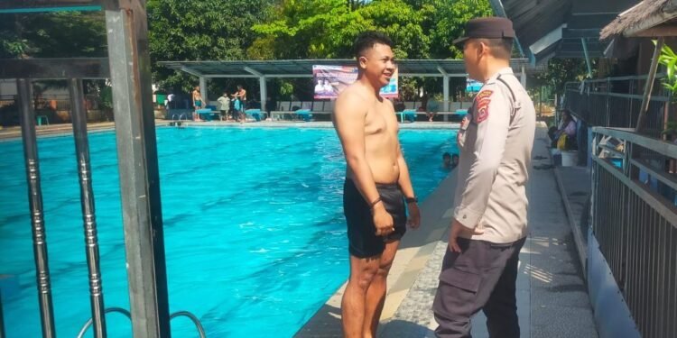 Personil Polsek Rangkasbitung Polres Lebak Sapa Crew Kolam Renang