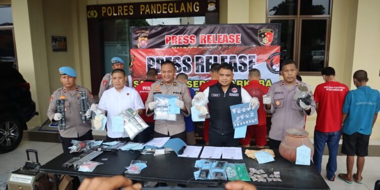 Polres Pandeglang Gelar Konferensi Pers Ungkap Kasus Narkotika, Amankan Tersangka dan Barang Bukti Ganja Siap Edar