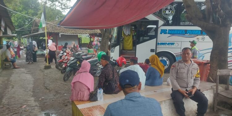 Anggota Bhabinkamtibmas Polsek Bojonegara   Pantau Tempat Wisata Religi Gunung Santri
